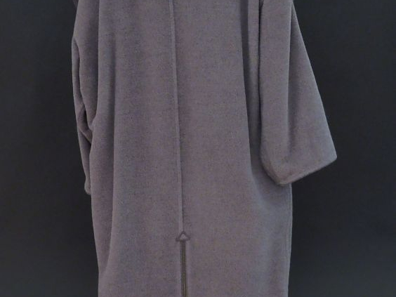 	CHANEL  Ample manteau gris en alpaca (68%) et laine (32%). Important 