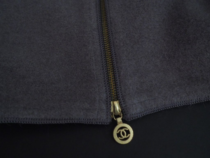 	CHANEL  Ample manteau gris en alpaca (68%) et laine (32%). Important 