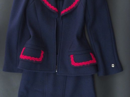 CHANEL Tailleur bleu marine comprenant une veste et une jupe en laine.