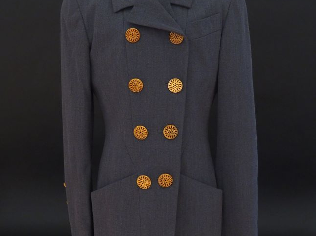 	CHANEL  Veste en laine grise, doublure en soie.  Deux rangs de six bo