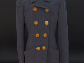 Vente aux enchères 	CHANEL  Veste en laine grise, doublure en soie.  Deux rangs de six bo