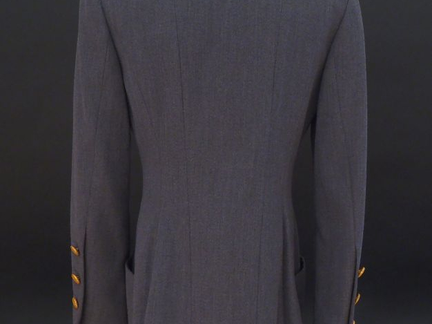 	CHANEL  Veste en laine grise, doublure en soie.  Deux rangs de six bo