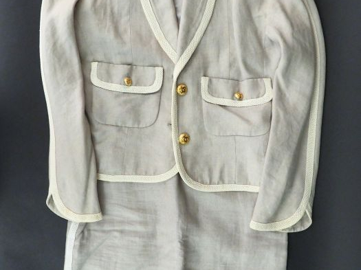 CHANEL Tailleur gris clair comprenant une veste et une jupe en lin, à 