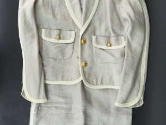 Vente aux enchères CHANEL Tailleur gris clair comprenant une veste et une jupe en lin, à 