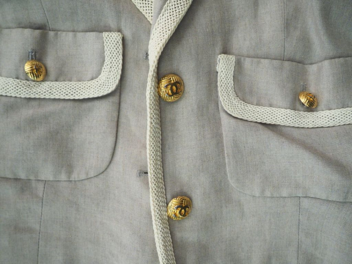 CHANEL Tailleur gris clair comprenant une veste et une jupe en lin, à 