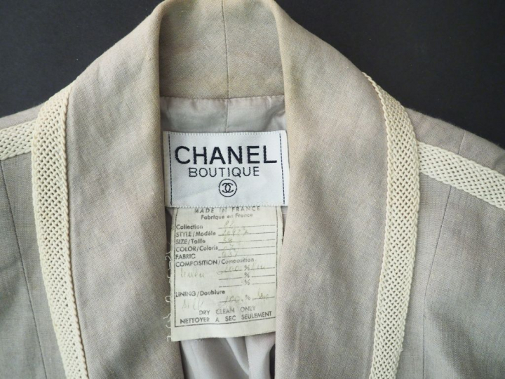 CHANEL Tailleur gris clair comprenant une veste et une jupe en lin, à 