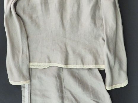 CHANEL Tailleur gris clair comprenant une veste et une jupe en lin, à 