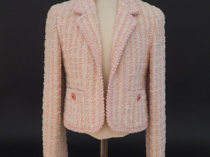 CHANEL Veste courte à col dans les tons roses et écru. Deux poches pla