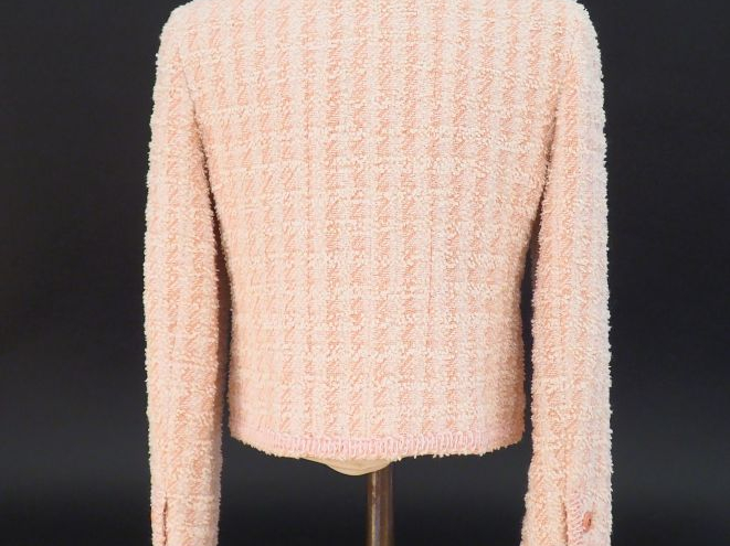 CHANEL Veste courte à col dans les tons roses et écru. Deux poches pla