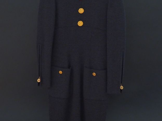 	CHANEL Robe grise en laine à manches longues. Un rang de quatre médai