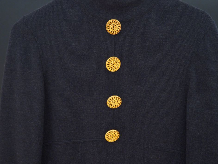 	CHANEL Robe grise en laine à manches longues. Un rang de quatre médai