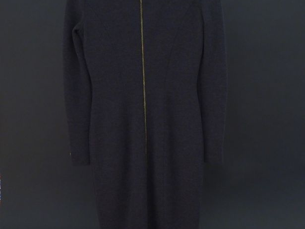 	CHANEL Robe grise en laine à manches longues. Un rang de quatre médai