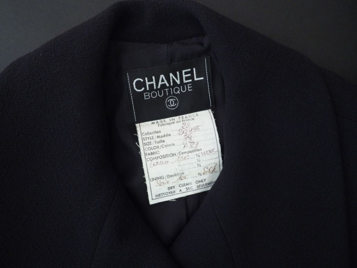 CHANEL Tailleur noir comprenant une jupe et une veste en laine.  Veste