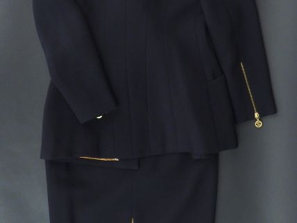 CHANEL Tailleur noir comprenant une jupe et une veste en laine.  Veste