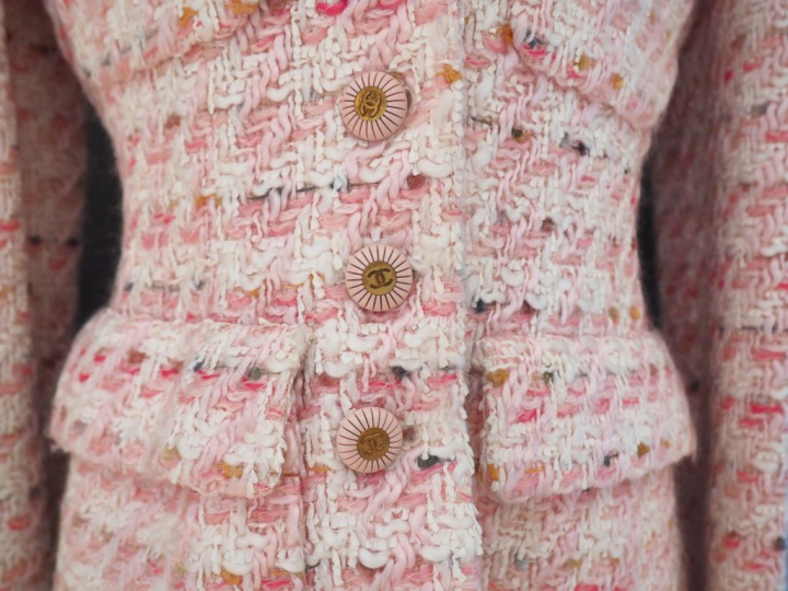 	CHANEL Veste à col en tweed rose et blanc.  Deux poches au niveau de 