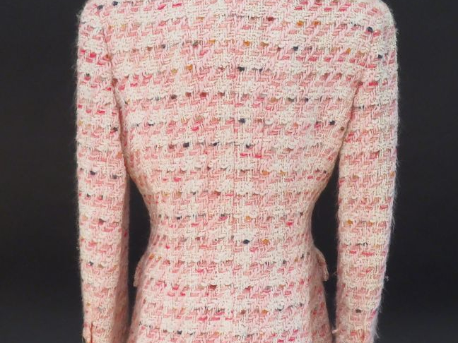 	CHANEL Veste à col en tweed rose et blanc.  Deux poches au niveau de 