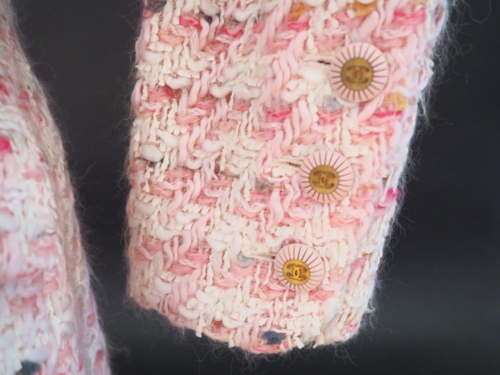 	CHANEL Veste à col en tweed rose et blanc.  Deux poches au niveau de 