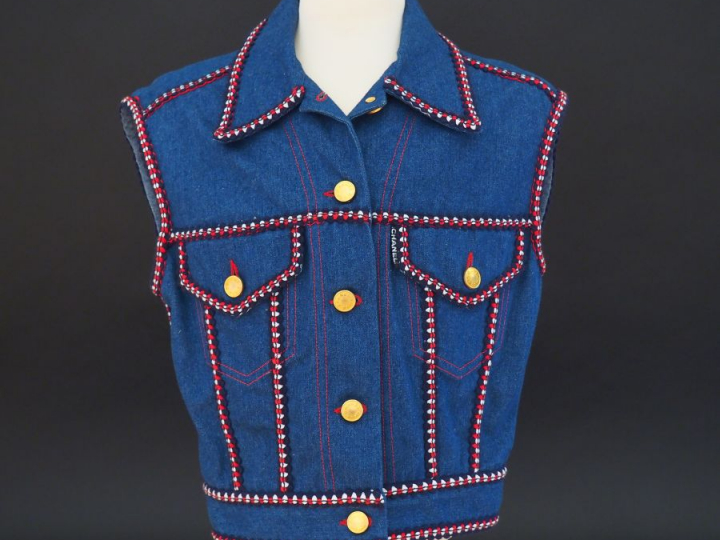 	CHANEL Veste sans manche à col en coton, à décor d’un galon bleu, bla