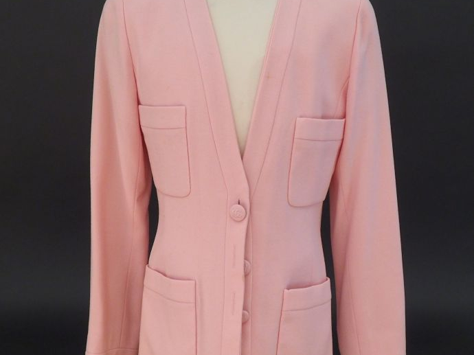 	CHANEL Veste rose en laine. Ouverture par trois boutons. Quatre poche