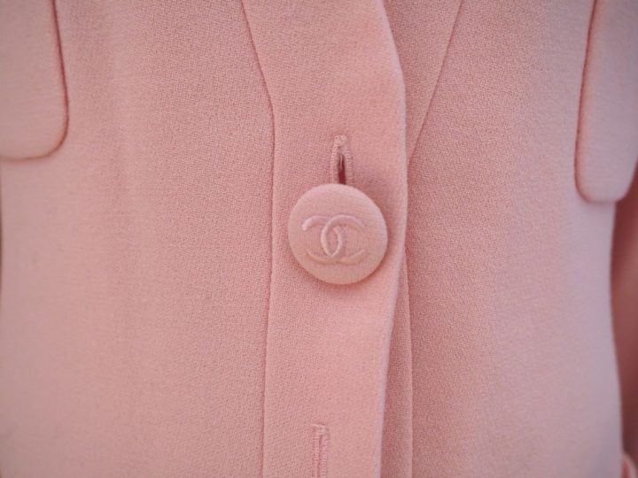 	CHANEL Veste rose en laine. Ouverture par trois boutons. Quatre poche