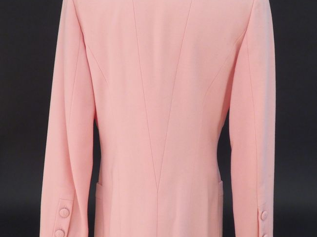 	CHANEL Veste rose en laine. Ouverture par trois boutons. Quatre poche
