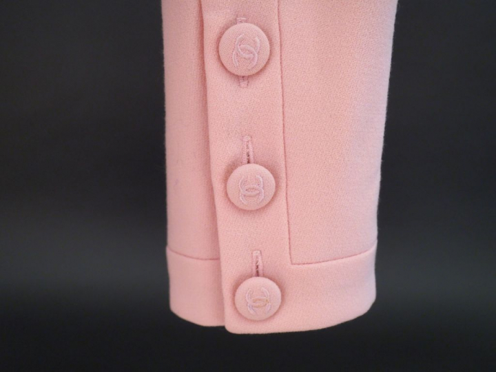 	CHANEL Veste rose en laine. Ouverture par trois boutons. Quatre poche