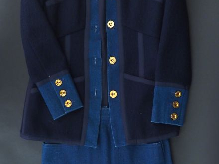 	CHANEL Tailleur bleu en laine et coton comprenant une veste et une ju