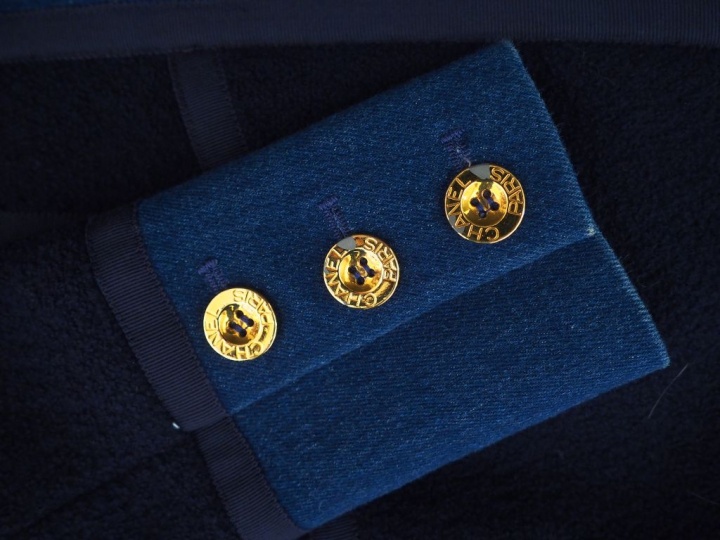 	CHANEL Tailleur bleu en laine et coton comprenant une veste et une ju