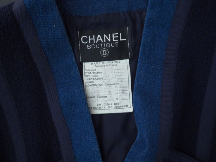 	CHANEL Tailleur bleu en laine et coton comprenant une veste et une ju
