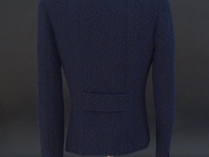 CHANEL Veste courte à col bleu marine. Deux poches au niveau de la poi