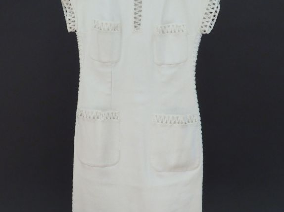 CHANEL Robe sans manche blanche. Col, manches, poches et cotés de la r