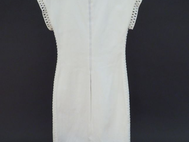 CHANEL Robe sans manche blanche. Col, manches, poches et cotés de la r
