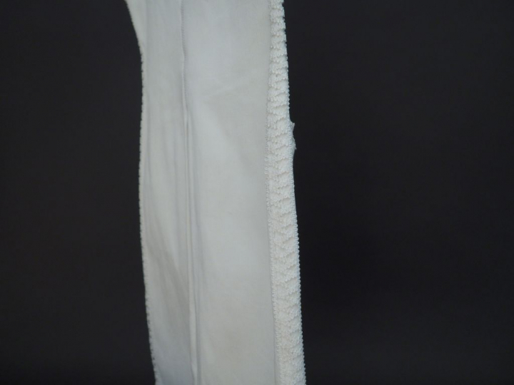 CHANEL Robe sans manche blanche. Col, manches, poches et cotés de la r