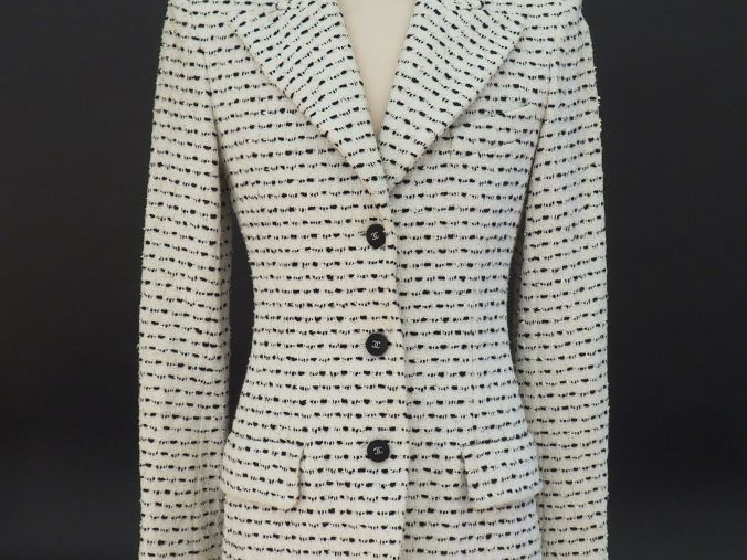 CHANEL Veste à col blanc et noir.  Un rang de trois boutons à l’avant 