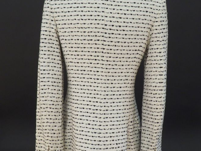 CHANEL Veste à col blanc et noir.  Un rang de trois boutons à l’avant 