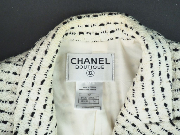 CHANEL Veste à col blanc et noir.  Un rang de trois boutons à l’avant 
