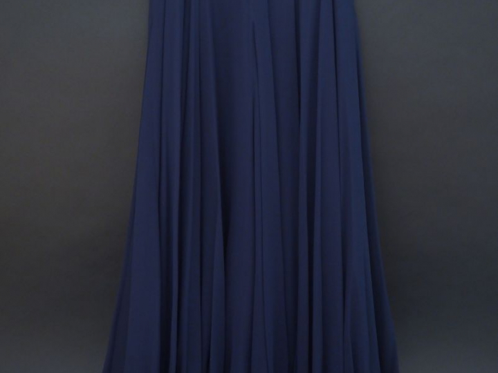 CHANEL Jupe longue bleu marine en soie. Fermeture éclair à l’arrière e