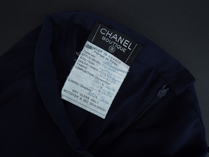 CHANEL Jupe longue bleu marine en soie. Fermeture éclair à l’arrière e