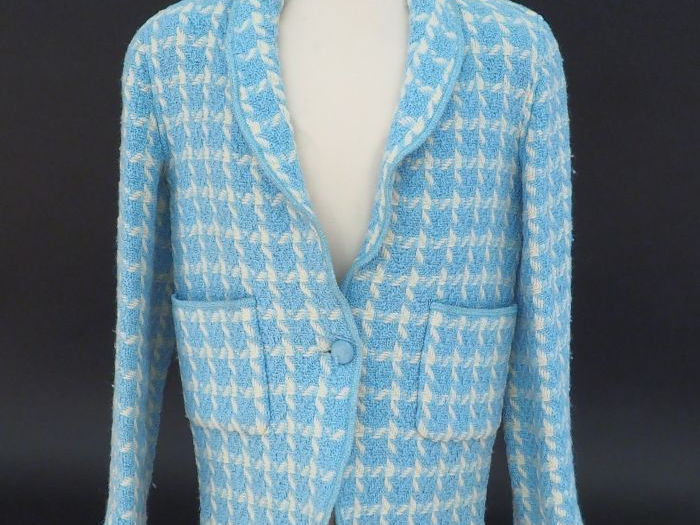 CHANEL Veste courte à col en tweed bleu ciel et blanc.  Fermeture par 