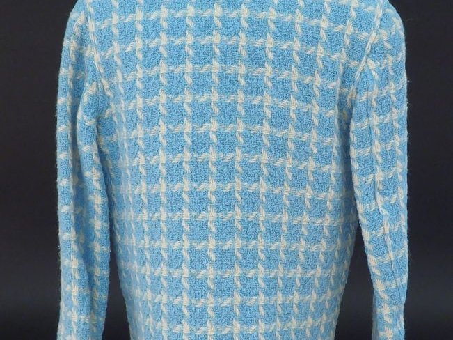 CHANEL Veste courte à col en tweed bleu ciel et blanc.  Fermeture par 
