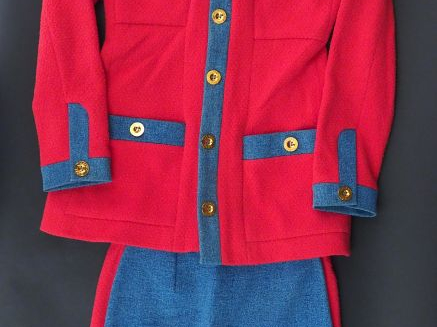 CHANEL  Tailleur bleu et rose comprenant une veste et une jupe. Ouvert