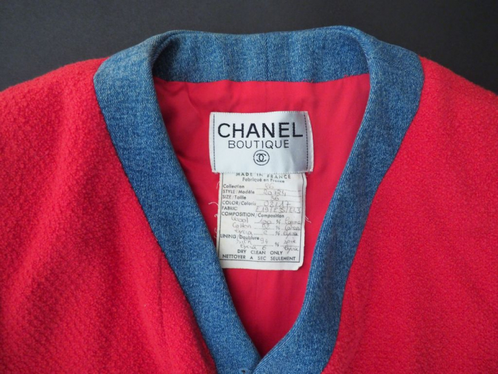 CHANEL  Tailleur bleu et rose comprenant une veste et une jupe. Ouvert