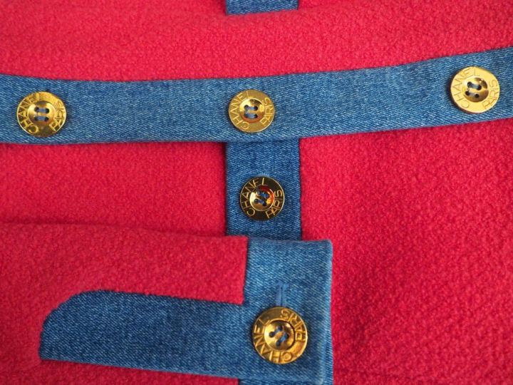 CHANEL  Tailleur bleu et rose comprenant une veste et une jupe. Ouvert