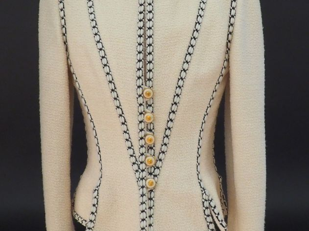 CHANEL Veste courte en laine blanc et noir. Ouverture à l’avant par si
