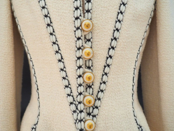CHANEL Veste courte en laine blanc et noir. Ouverture à l’avant par si