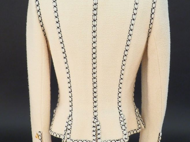 CHANEL Veste courte en laine blanc et noir. Ouverture à l’avant par si