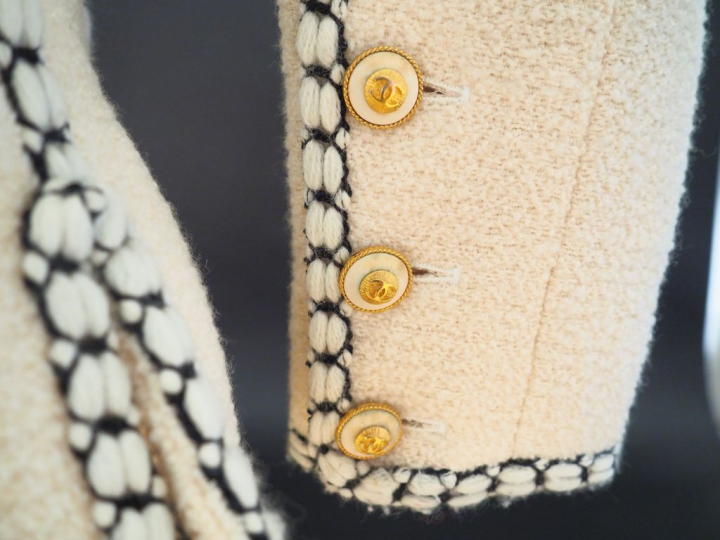 CHANEL Veste courte en laine blanc et noir. Ouverture à l’avant par si