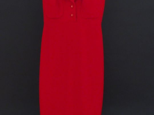 CHANEL Robe à col, sans manche rouge. Deux poches au niveau de la poit