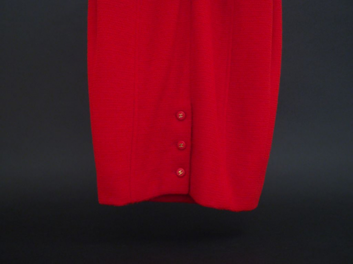 CHANEL Robe à col, sans manche rouge. Deux poches au niveau de la poit