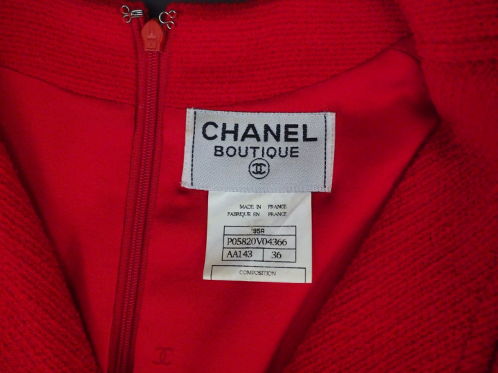 CHANEL Robe à col, sans manche rouge. Deux poches au niveau de la poit